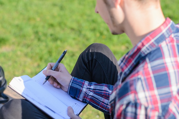Jak sprawdzić, kto jest właścicielem działki? Poradnik krok po kroku